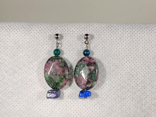 Dangle earrings with ruby in zoisite and lapis lazuli